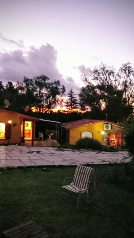 Las cabañas iluminadas al atardecer