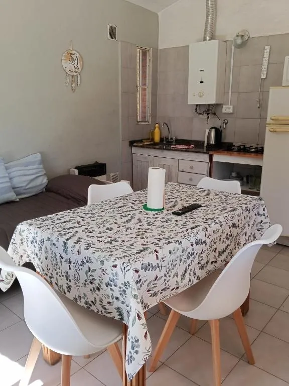 Cocina comedor con mesa y sillas blancas