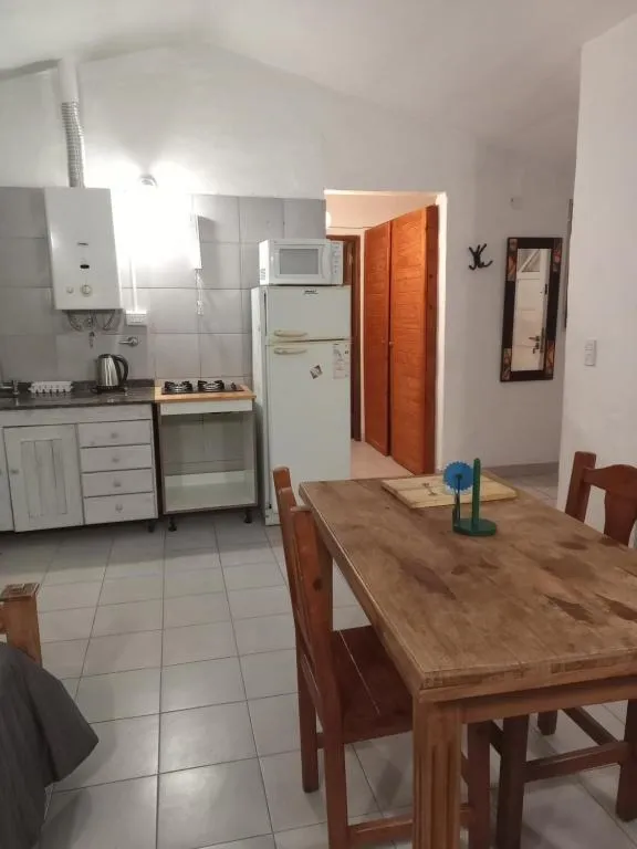 Cocina equipada con heladera, horno y mesada