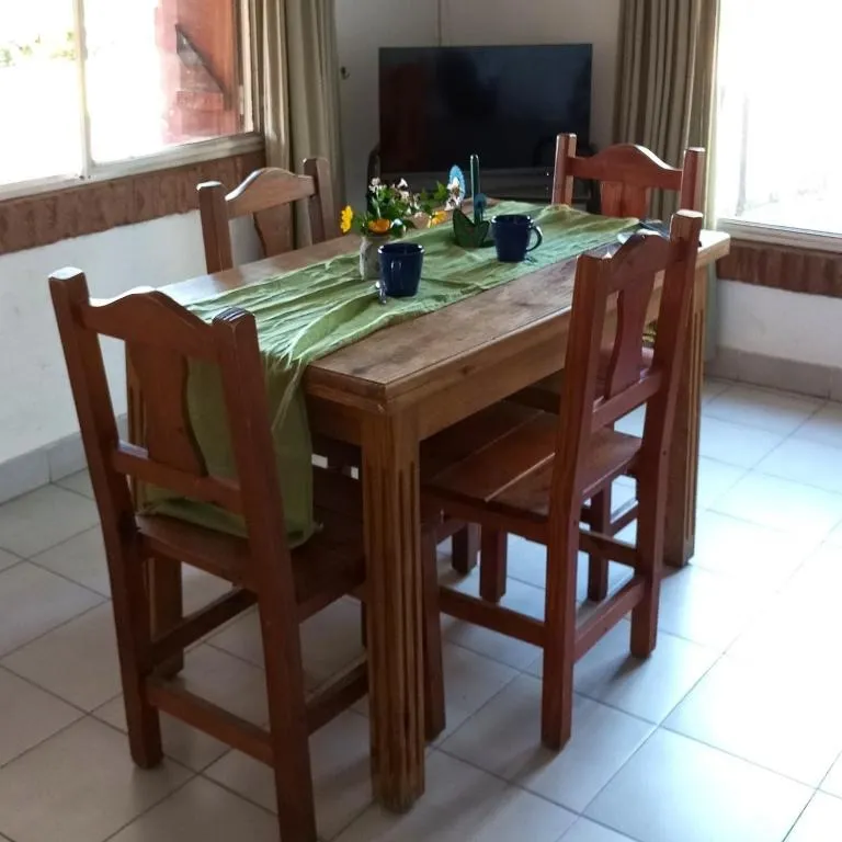 Mesa del comedor con smart TV