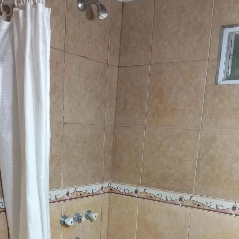 Ducha con cerámicos claros