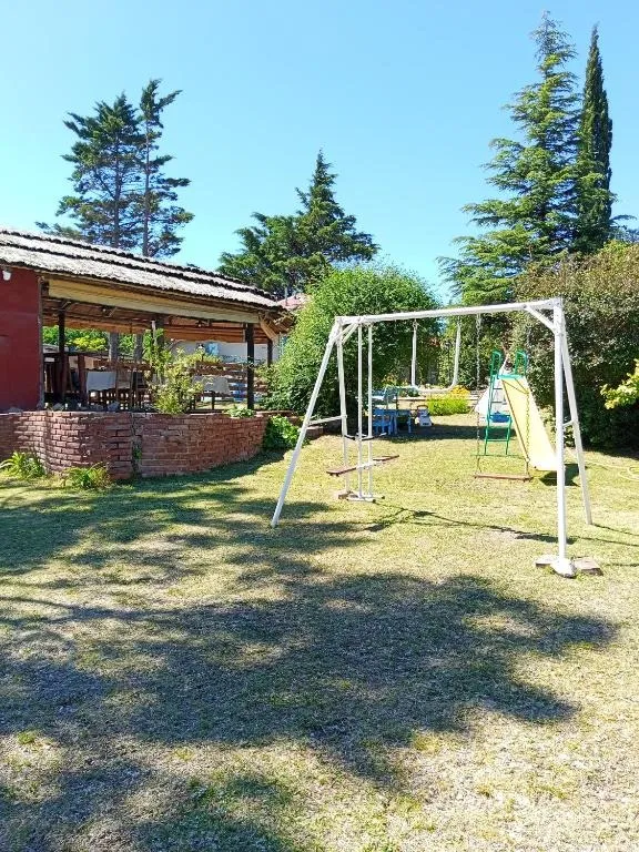 Hamacas y juegos para chicos en el jardín