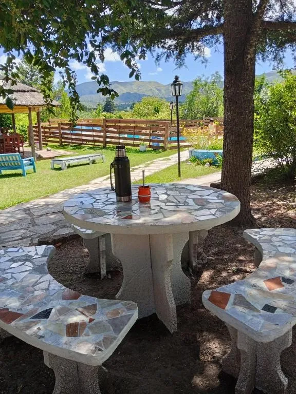 Mesa de venecitas bajo los árboles del parque