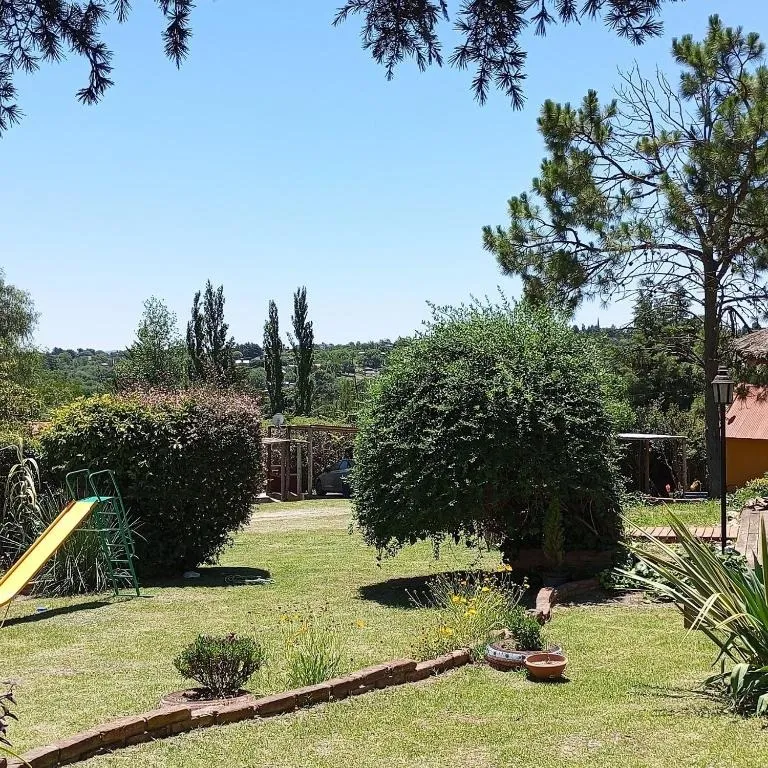 Parque arbolado con vista a las sierras